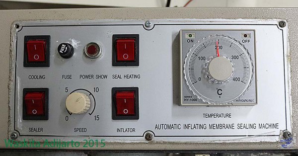 HY-1000 terpasang di panel atas mesin sealer otomatis