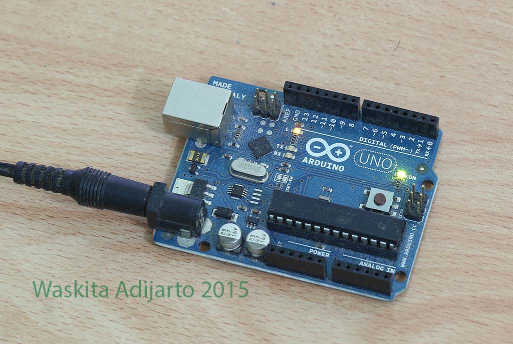 Arduino UNO dengan power supply dari power IN 9 volt