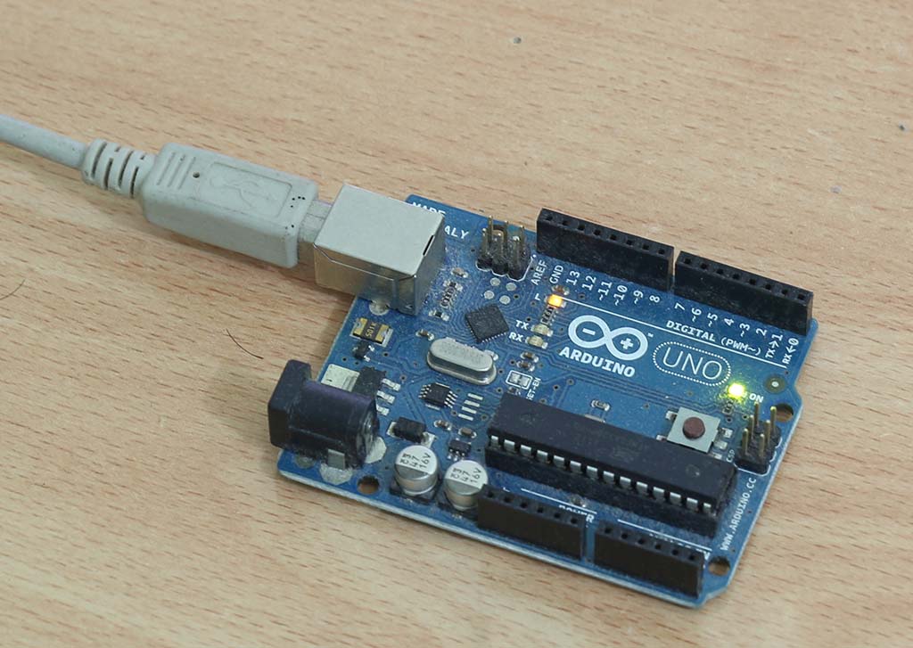 Arduino UNO dengan power supply dari USB