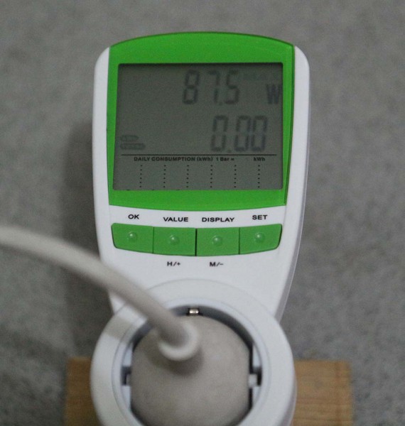 Energy meter TS-838 sedang menampilkan daya