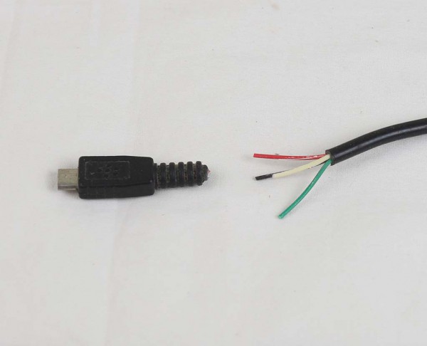 Memotong kabel USB