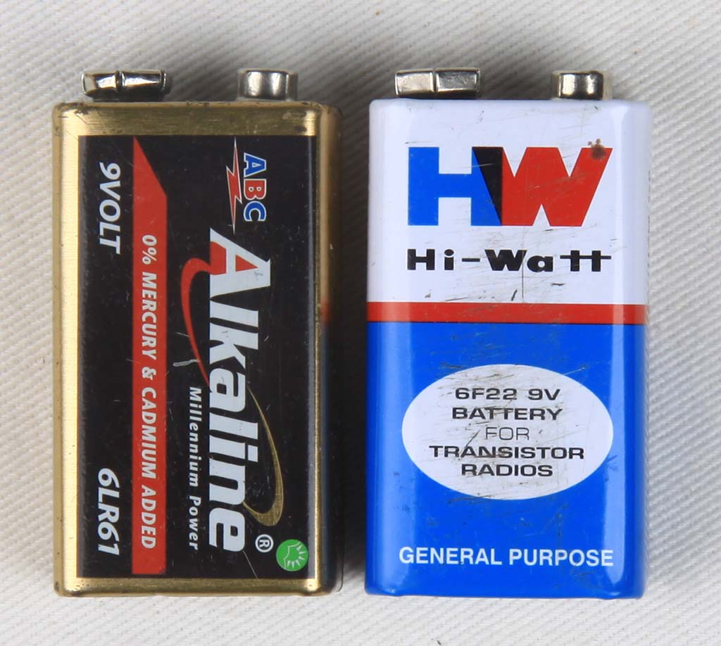 Batere 9 volt Alkaline (kiri) dan seng-karbon (kanan)