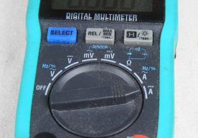 Multimeter untuk mengukur arus