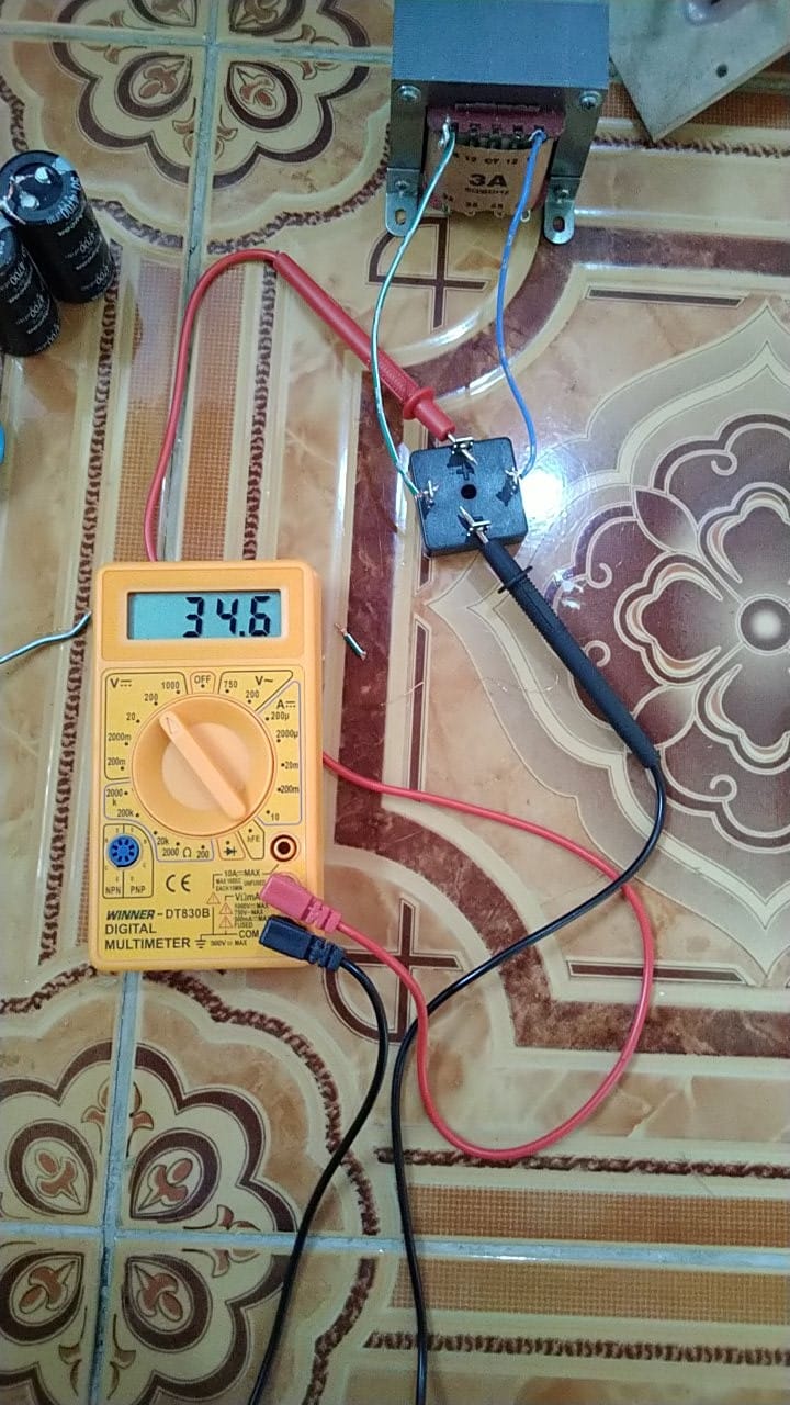 Power supply circuit with transformer and diode bridge