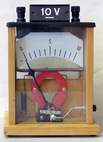 Voltmeter versi awal untuk mengukur tegangan