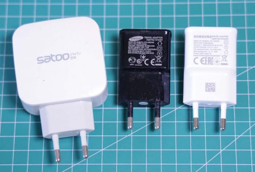 Charger USB 5 volt, warna putih dan hitam, merek Satoo, Samsung.