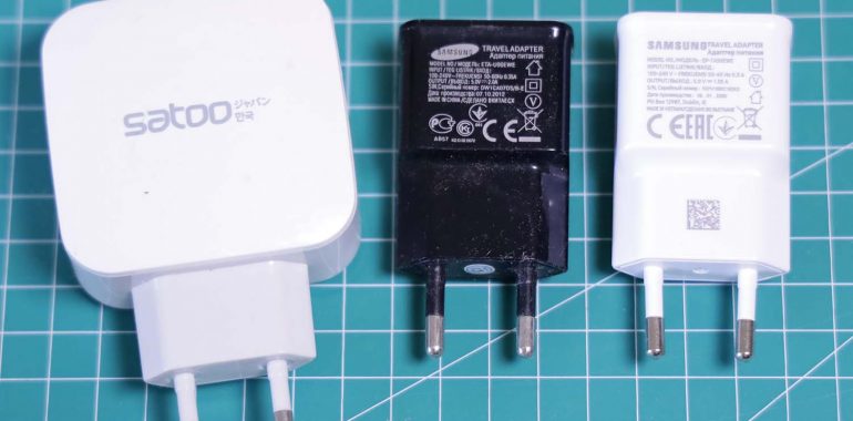 Charger USB 5 volt, warna putih dan hitam, merek Satoo, Samsung.
