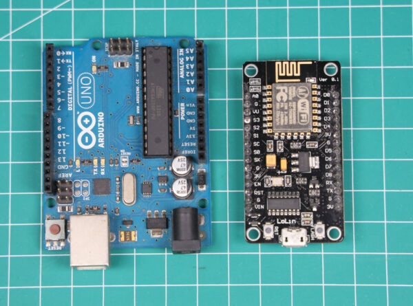 Arduino UNO (kiri), NodeMCU ESP8266 (kanan)