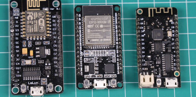 ESP8266 NodeMCU (kiri), ESP32 DevkitC (tengah), ESP32 Lolin32 Lite (kanan)