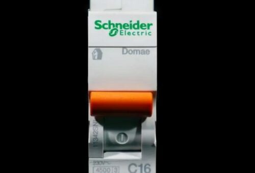 MCB merek Schneider dengan batas arus 16 ampere dengan latar belakang hitam tampak depan