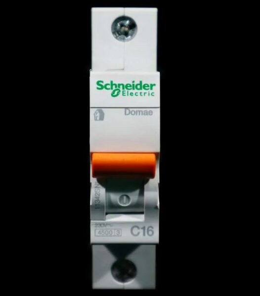 MCB merek Schneider dengan batas arus 16 ampere dengan latar belakang hitam tampak depan